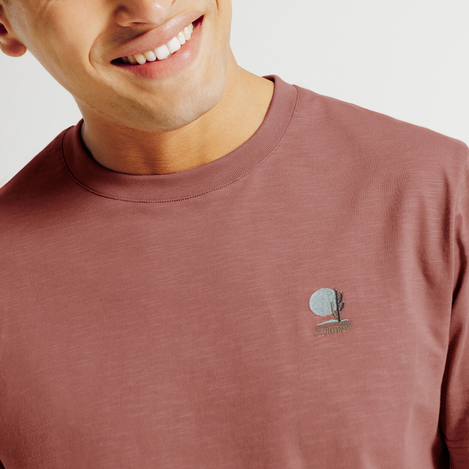 Tee shirt mati&egrave;re flamm&eacute;e broderie poitrine