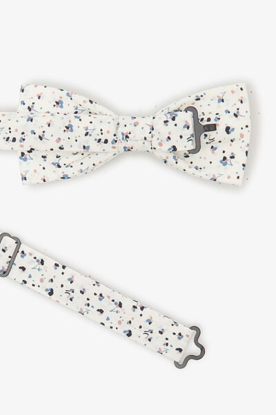 N&oelig;ud papillon fleuri